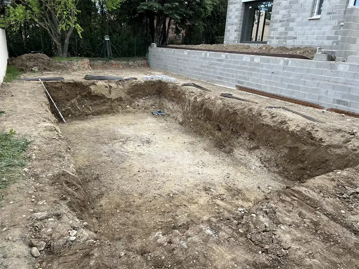 Construction de piscine béton — Saint-Saturnin-lès-Avignon (84) - Avant